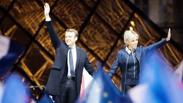 Emmanuel Macron và vợ, Brigitte, mừng chiến thắng tối 7-5-2017. Ảnh: Bloomberg