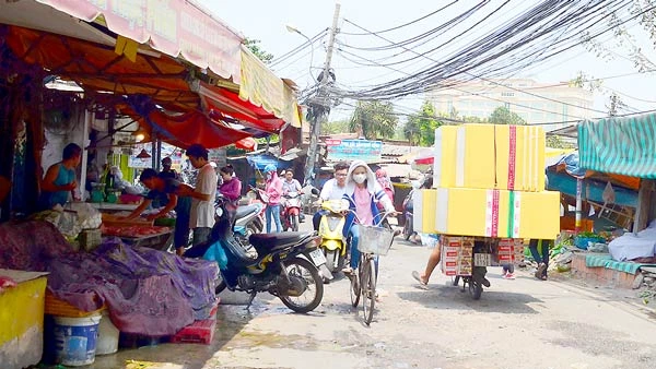 Khu chợ “ruồi” án ngữ trên đường vào Trường ĐH Khoa học Xã hội và Nhân văn (ĐH Quốc gia TPHCM), hàng quán không đảm bảo ATTP