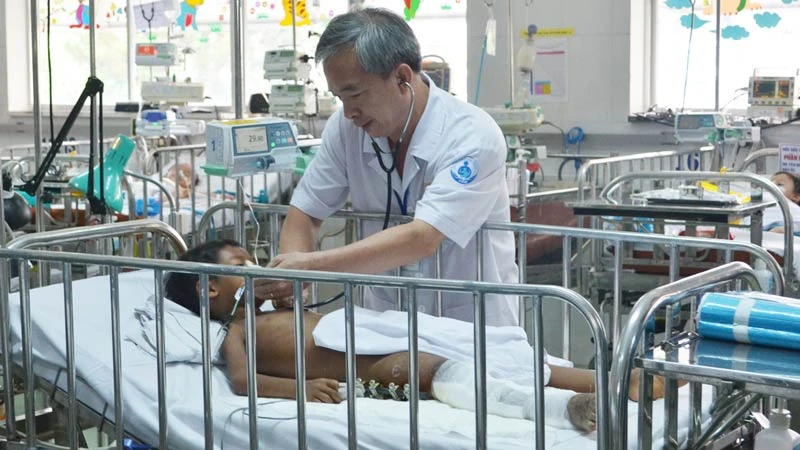 Bác sĩ Đặng Thanh Tuấn đang khám cho bệnh nhi Sok Ly Hua