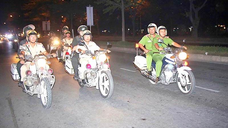 CSGT, cơ động và 113 phối hợp tuần tra đêm trên đường Nguyễn Văn Linh, quận 7