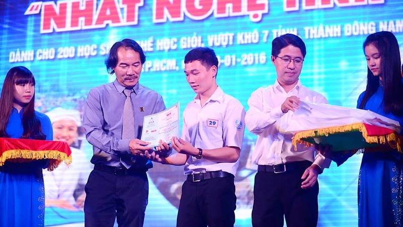 Ông Lê Quốc Phong trao học bổng tặng học sinh, sinh viên