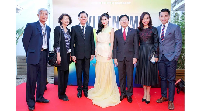 Thứ trưởng Vương Duy Biên (thứ ba từ phải qua) cùng các đại biểu Việt Nam tại LHP Cannes 2017