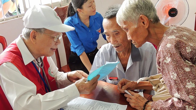 Đại tá - bác sĩ Nguyễn Quốc Bình khám bệnh cho người dân nghèo
