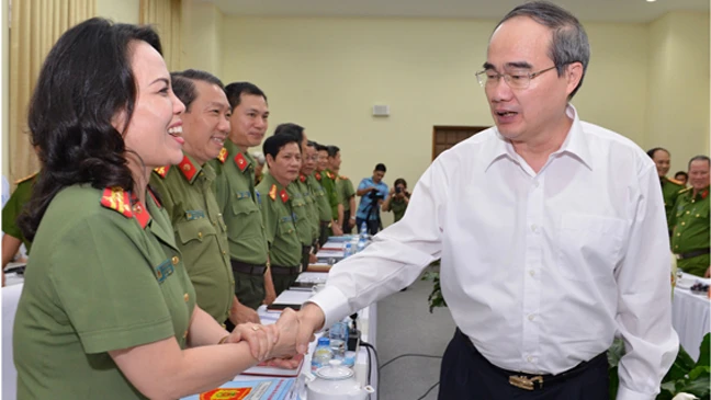 Bí thư Thành ủy TPHCM Nguyễn Thiện Nhân thăm hỏi cán bộ, chiến sĩ công an tại buổi làm việc