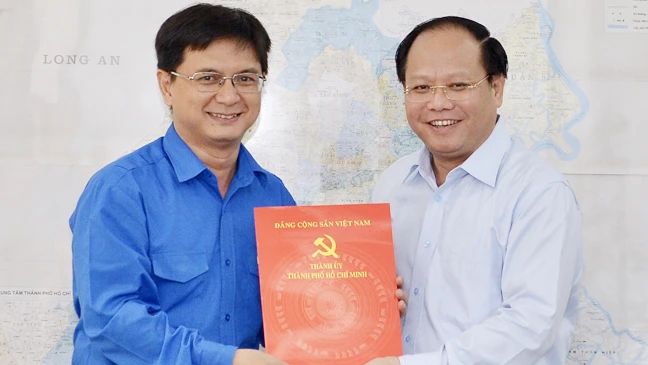 Đồng chí Nguyễn Mạnh Cường nhận quyết định làm Bí thư quận Thủ Đức 