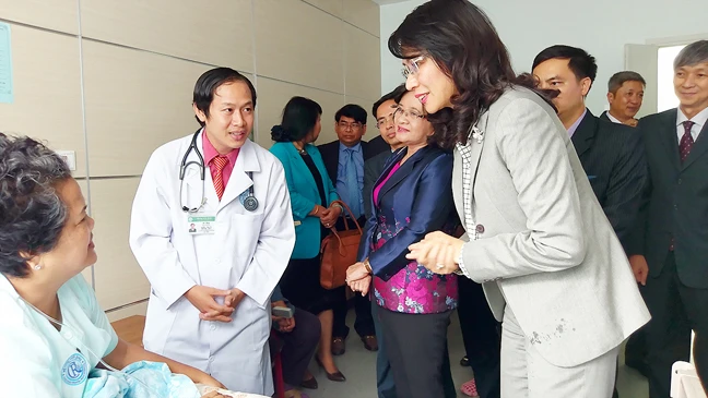 Phó Chủ tịch UBND TPHCM Nguyễn Thị Thu và lãnh đạo TPHCM thăm hỏi bệnh nhân đang điều trị tại BV Chợ Rẫy Phnom Penh 