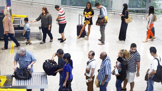 Du khách tại sân bay quốc tế Kuala Lumpur, Malaysia. Ảnh: REUTERS