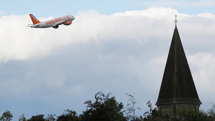 Một máy bay của easyJet gần sân bay Gatwick ở London, Anh. Ảnh: REUTERS