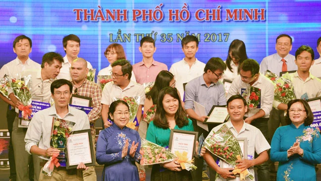  Phó Bí thư Thành ủy Võ Thị Dung trao giải thưởng báo chí