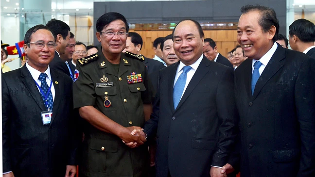 Thủ tướng Nguyễn Xuân Phúc đón Thủ tướng Vương quốc Campuchia Hun Sen. Ảnh: VGP/Quang Hiếu