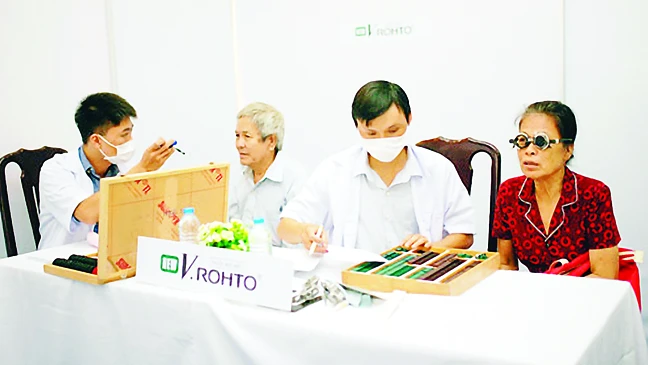 Công ty Công ty TNHH Rohto-Mentholatum Việt Nam, với các chương trình chăm sóc mắt cộng đồng luôn được ngành y tế đánh giá cao