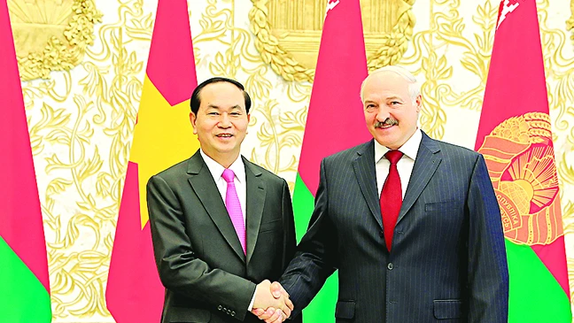  Chủ tịch nước Trần Đại Quang và Tổng thống Belarus Alexander Lukashenko chụp ảnh chung tại lễ đón