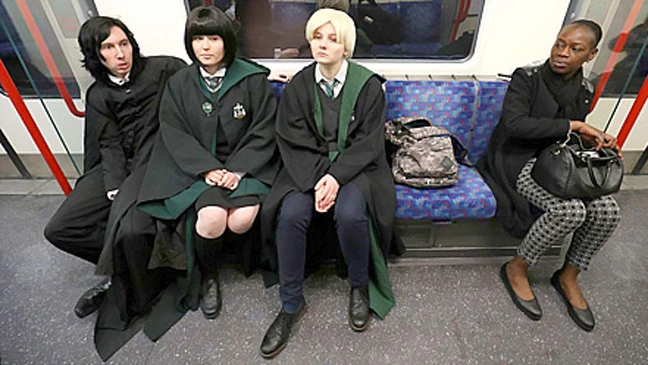 Mô phỏng theo Sân ga 9-3/4, nơi các phù thủy bắt đầu chuyến tàu tới ngôi trường Hogwarts. 