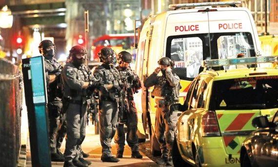 Lực lượng chống khủng bố được triển khai dày đặc sau vụ xe tải lao vào đám đông trên cầu London 