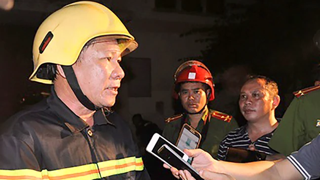Đại tá Lê Tấn Bửu, Giám đốc Cảnh sát PCCC TPHCM có mặt tại hiện trường trực tiếp chữa cháy và cung cấp thông tin tình hình vụ cháy cho phóng viên báo chí