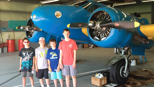 Học sinh tìm hiểu lý thuyết cơ bản ngành hàng không khi tham gia Trại hè khoa học tại Mỹ