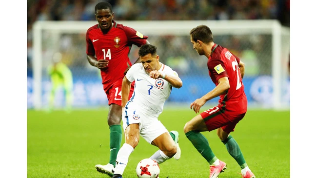Chile (giữa) đã giành vé vào chung kết sau khi đánh bại Bồ Đào Nha.