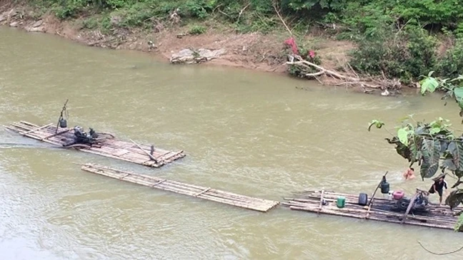 Những bè khai thác cát trái phép trên sông Luồng trước thời điểm kiểm tra