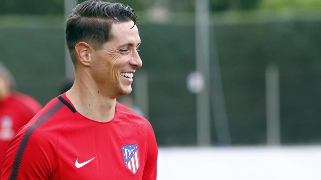 Nụ cười Torres sau khi gia hạn hợp đồng với Atletico.