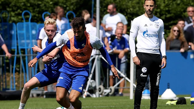 HLV Domenico Tedesco (phải) trong những buổi tập đầu tiên cùng đội bóng mới Schalke