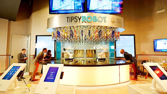 Robot pha chế cocktail hút khách ở Las Vegas