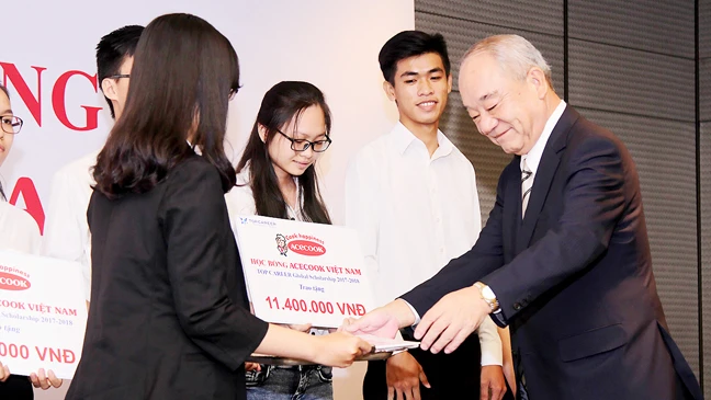 Ông Kajiwara Junichi, Tổng giám đốc Công ty cổ phần Acecook Việt Nam, trao học bổng tặng sinh viên tại Việt Nam