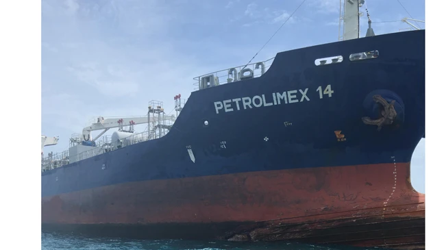 Sau vụ va chạm, tàu Petrolimex 14 có nhiều vết rách, thủng, riêng tàu Hải Thành 26 - BLC chìm gây chết người