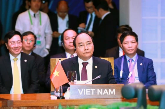 Thủ tướng Chính phủ Nguyễn Xuân Phúc dẫn đầu Đoàn đại biểu cấp cao Việt Nam tham dự Hội nghị Cấp cao ASEAN lần thứ 30 tổ chức tại Philippines. 