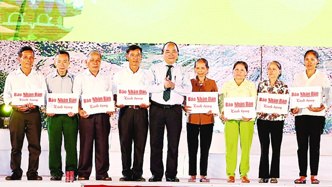 Thủ tướng Nguyễn Xuân Phúc trao sổ tiết kiệm cho thân nhân 10 nữ liệt sĩ Thanh niên xung phong Ngã ba Đồng Lộc