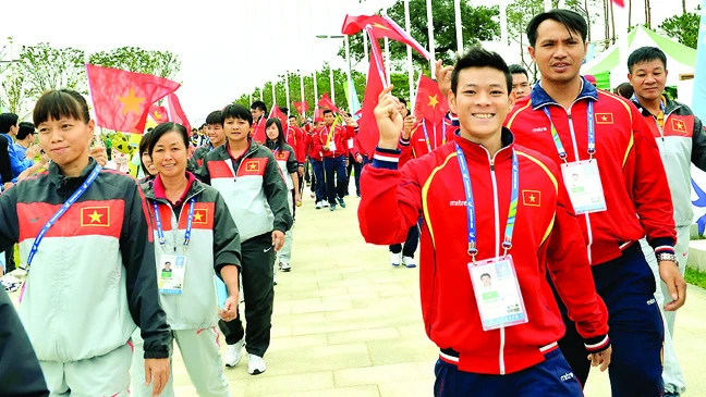 Đoàn thể thao Việt Nam trong buổi lễ thượng cờ tại ASIAD Incheon 2014 Ảnh: HUY THẮNG