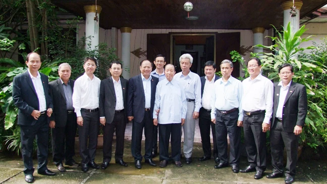Đoàn đại biểu cấp cao TPHCM thăm đồng chí Sisavat Keobunphan 