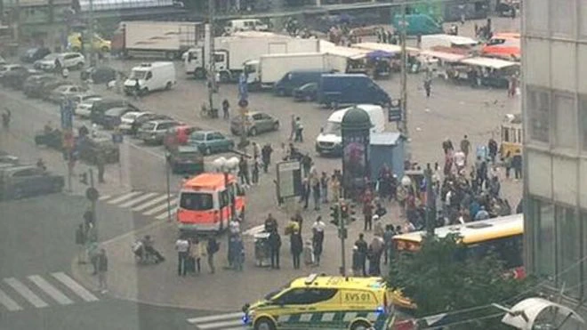 Cảnh sát phong tỏa hiện trường vụ đâm người tại Quảng trường Puutori ở TP Turku, Phần Lan, ngày 18-8-2017. Ảnh: LEE HILLS