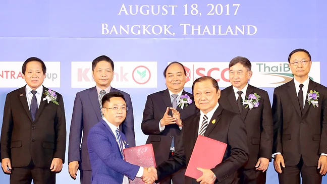 Thủ tướng Nguyễn Xuân Phúc và Phó Thủ tướng Thái Lan Prajin Juntong chứng kiến lễ trao các văn bản thỏa thuận hợp tác giữa doanh nghiệp hai nước