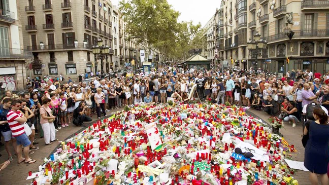 Tưởng niệm nạn nhân vu tấn công khủng bố phố đi bộ Las Ramblas ở Barcelona, Tây Ban Nha, ngày 19-8-2017. Ảnh: AP