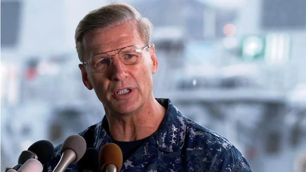 Phó Đô đốc Joseph Aucoin, Tư lệnh Hạm đội 7 Hải quân Mỹ, trong một cuộc họp báo về tại nạn tàu USS Fitzgerald tại căn cứ Hải quân Mỹ ở Yokosuka, Tây Nam Tokyo, Nhật Bản, ngày 18-6-2017. Ảnh: AP