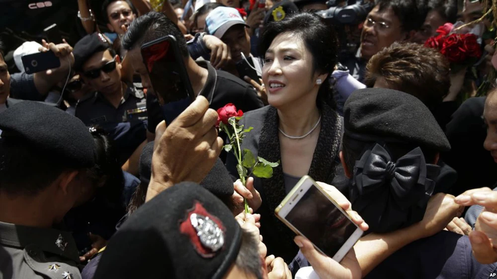 Cựu Thủ tướng Thái Lan Yingluck Shinawatra và người ủng hộ trước Tòa án Tối cao ở Bangkok sau phiên điều trần ngày 1-8-2017. Ảnh: AP
