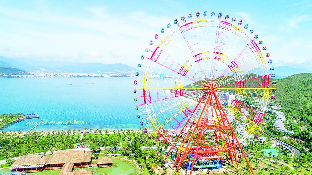 Sky Wheel bao gồm 60 cabin hiện đại với sức chứa lên đến 480 hành khách mỗi lượt