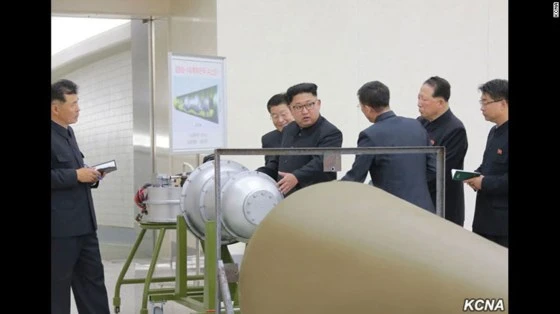 Nhà lãnh đạo Triều Tiên Kim Jong-un kiểm tra một quả bom khinh khí-bom H. Ảnh: KCNA