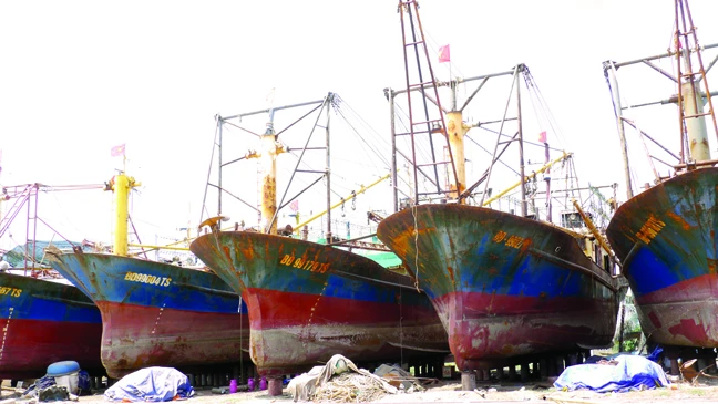 Tàu vỏ thép bị gỉ sét nằm phơi nắng tại Xí nghiệp đóng tàu Tam Quan (Hoài Nhơn, Bình Định) chờ sửa chữa 