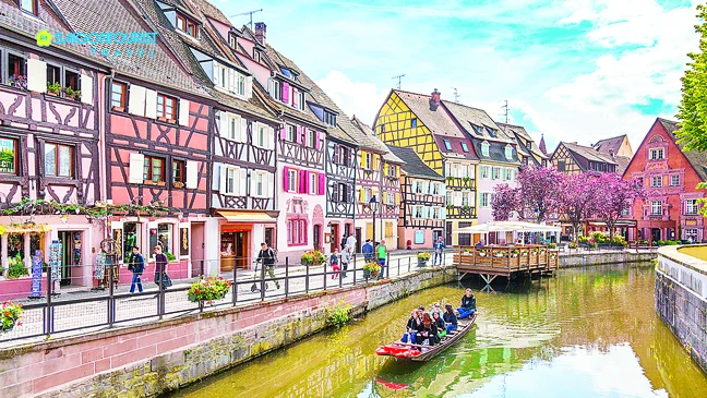 Thành phố Strasbourg sát biên giới Pháp - Đức, với những ngôi nhà gỗ sơn nhiều màu sắc nằm san sát ven kênh đào