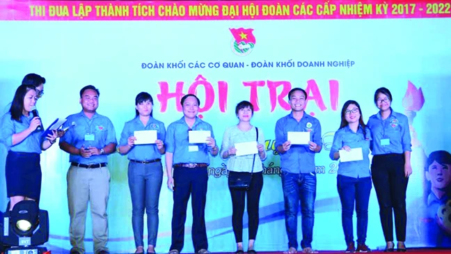 Đại diện BCH Đoàn cơ sở công ty (ở giữa) nhận giải nhất phần thi văn nghệ