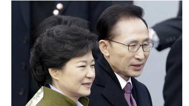 2 cựu Tổng thống Hàn Quốc Park Geun-hye (trái) và Lee Myung-bak bị kiện vì lập danh sách đen. Ảnh: AP