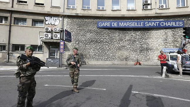 Cảnh sát và binh lính phong tỏa ga xe lửa Saint Charles ở Marseille sau vụ tấn công ngày 1-10-2017. Ảnh: AP ​