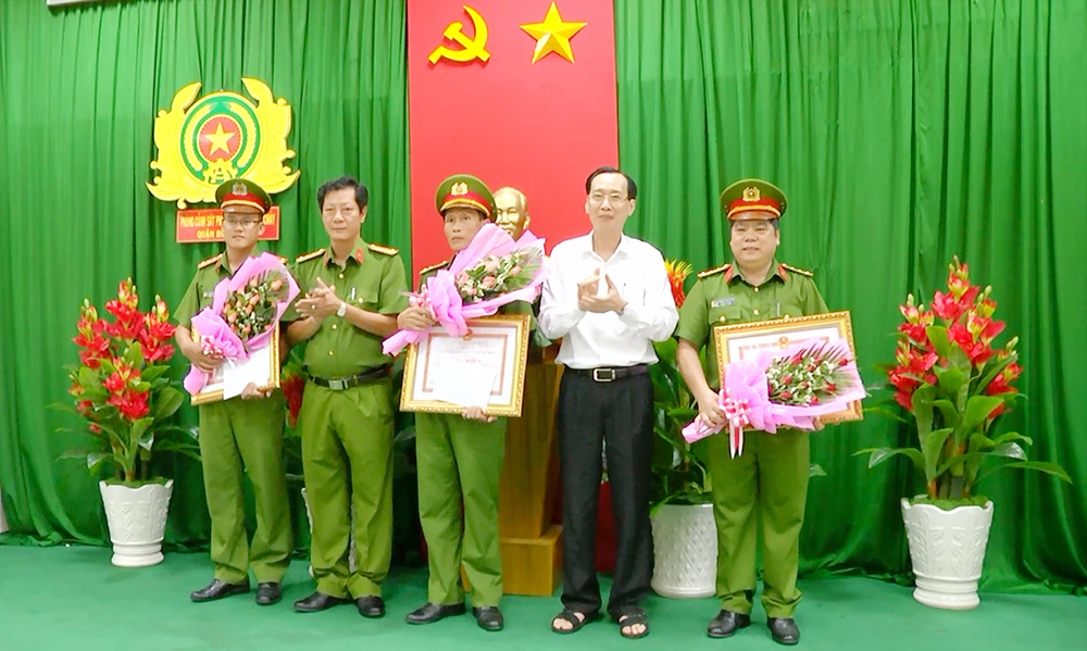 Phó Chủ tịch Thường trực UBND TPHCM Lê Thanh Liêm khen thưởng 3 đơn vị trực thuộc Cảnh sát PCCC TPHCM kịp thời hút nước chống ngập cho người dân