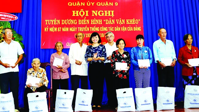 Phó Tổng biên tập Lý Việt Trung trao sổ tiết kiệm cho các hộ gia đình chính sách. Ảnh: TRỌNG NGHI