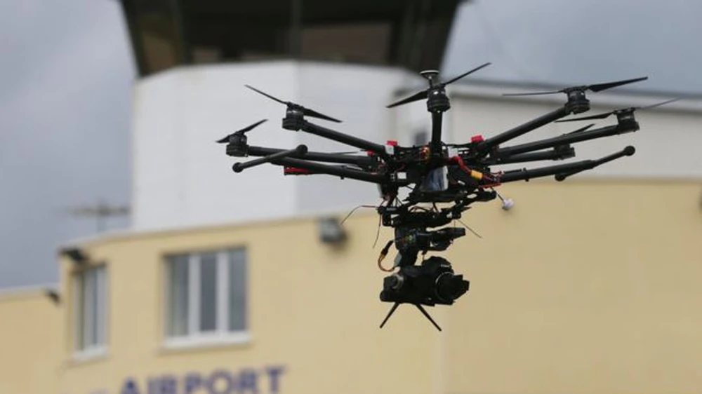 Drone ngày càng phổ biến gây nhiều quan ngại an toàn hàng không. Ảnh minh họa
