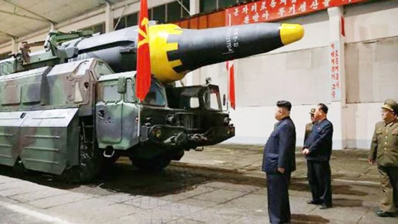 Lãnh đạo CHDCND Triều Tiên Kim Jong-un kiểm tra tên lửa đạn đạo. Ảnh do KCNA công bố