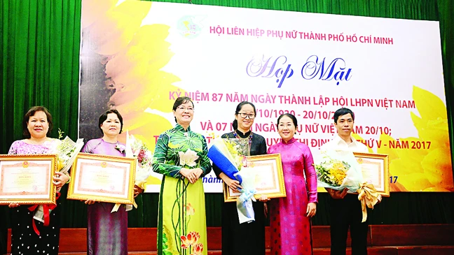 Đồng chí Nguyễn Thị Quyết Tâm và đồng chí Võ Thị Dung chúc mừng các cá nhân nhận bằng khen của Thủ tướng Chính phủ. Ảnh: Phùng Huy