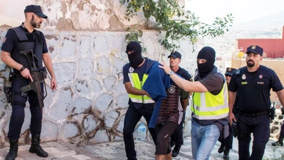 Cảnh sát Tây Ban Nha áp giải một nghi phạm khủng bố bị bắt ở Melilla, ngày 6-9-2017. Ảnh: REUTERS