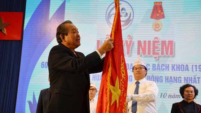 Đồng chí Trương Hòa Bình trao Huân chương Lao động hạng nhất lần thứ 2 của Chủ tịch nước tặng tập thể Trường Đại học Bách Khoa TPHCM
